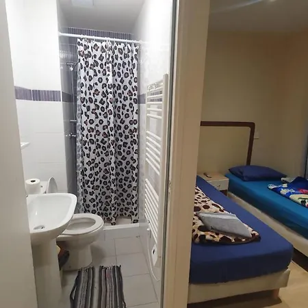 Hotell Le Privilege La Courneuve