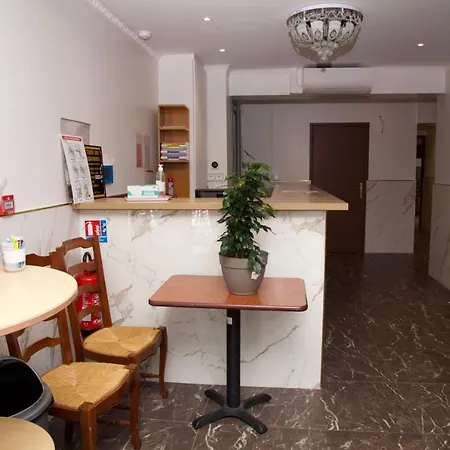 Le Privilege Hotell La Courneuve