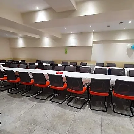 Le Privilege Hotel La Courneuve